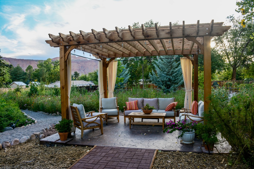 A spotless patio with a pergola as well.